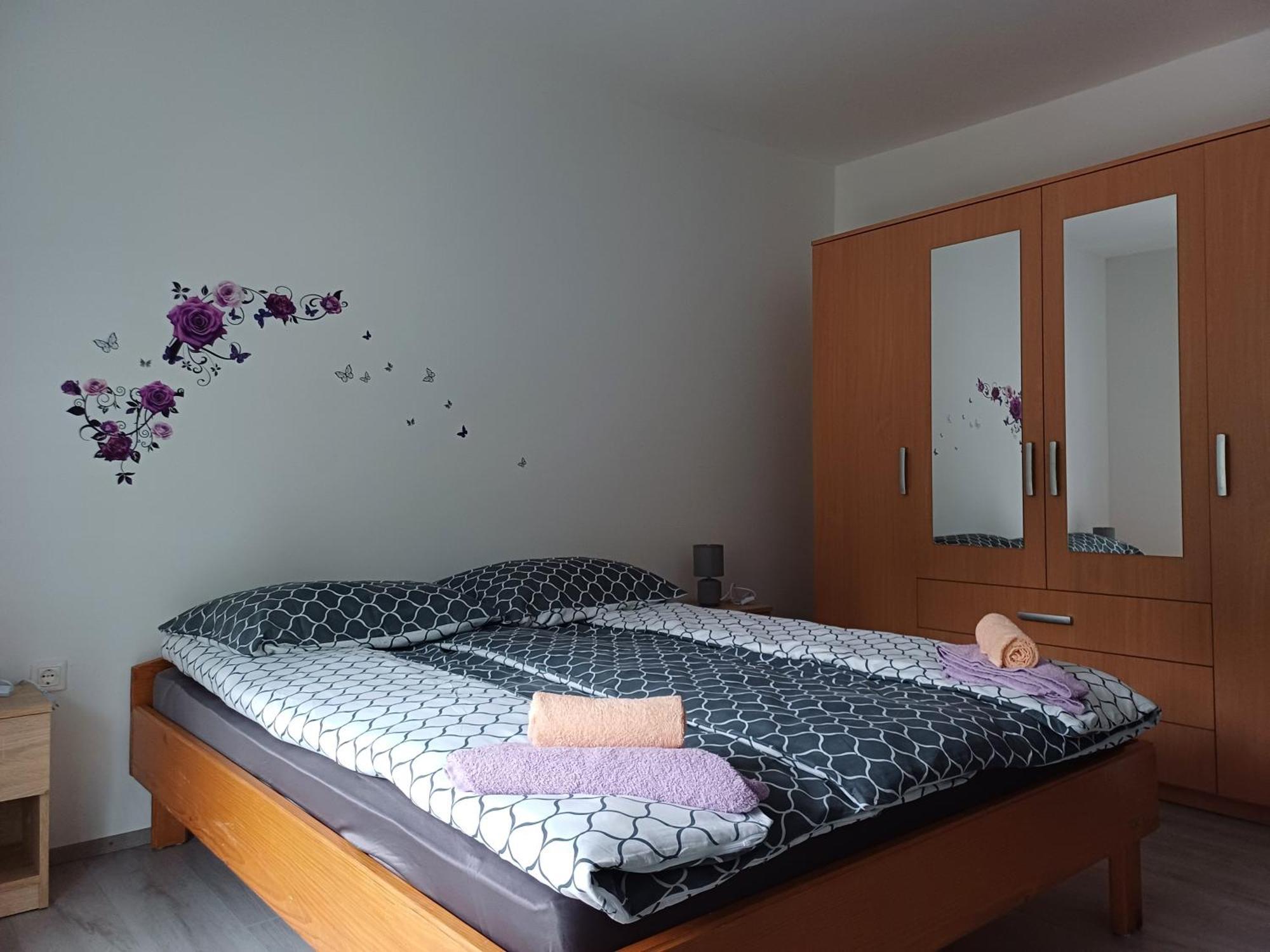 Apartma Ginga Osilnica Luaran gambar