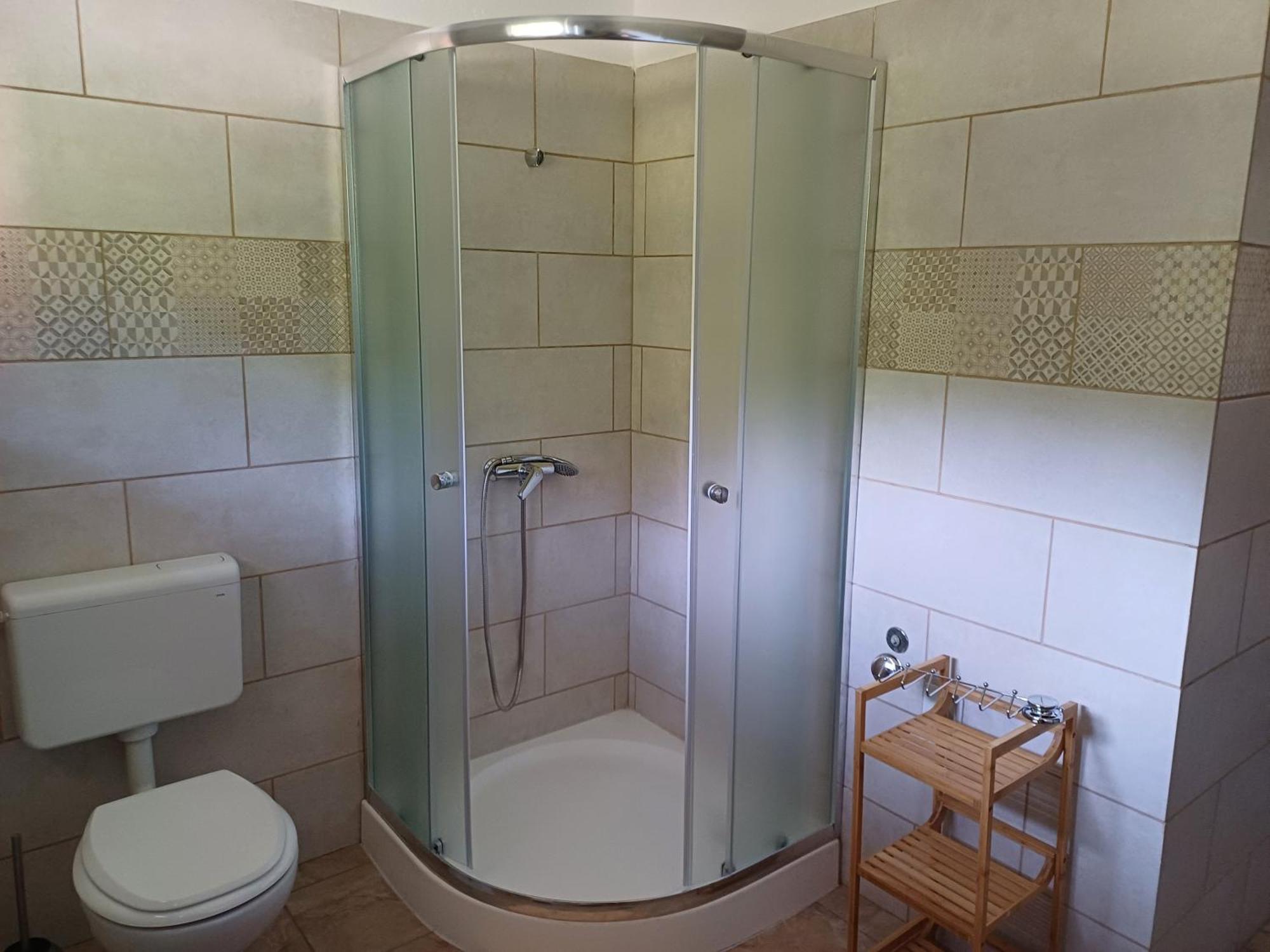 Apartma Ginga Osilnica Luaran gambar